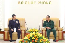En el encuentro entre el coronel general Pham Hoai Nam (derecha), viceministro de Defensa de Vietnam y el mayor general Aoi Kei, comandante del Comando del Sistema Directivo de Información de la Fuerza Terrestre de Autodefensa de Japón (Fuente: https://www.qdnd.vn/)