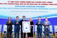 La Universidad Nacional de Economía ( UNE ) de Vietnam recibe un certificado de la Fundación para la Acreditación de la Administración de Empresas Internacionales (FIBAA).