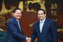 El primer ministro de Vietnam, Pham Minh Chinh, recibe al viceprimer ministro de Camboya, Neth Savoeun. (Fuente: VNA)