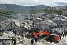 Las autoridades funcionales se enfrascan en buscar a las víctimas del terremoto (Foto: AFP/ VNA)
