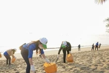 Mujeres participan en la limpieza de la costa (Fuente: dangcongsan.vn)