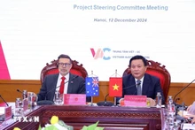 El director de la Academia Nacional de Política Ho Chi Minh, Nguyen Xuan Thang, recibe al embajador saliente de Australia, Andrew Goledzinowski (Fuente: VNA)