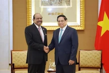 El primer ministro de Vietnam, Pham Minh Chinh, y el presidente y director general del Grupo Internacional LuLu, Yusuff Ali Musaliam Veettil Abdul Kader. (Foto: VNA)
