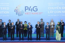 El primer ministro Pham Minh Chinh (centro) posa una foto con los jefes de delegaciones que asisten a la sesión inaugural de la Cumbre P4G en Hanói. 