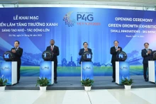 El primer ministro Pham Minh Chinh (centro) y los delegados inauguran la Exposición de Crecimiento Verde en Hanói. (Foto: VNA)