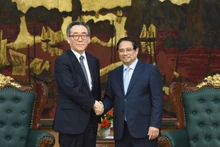 El primer ministro vietnamita, Pham Minh Chinh (derecha) y el ministro surcoreano de Relaciones Exteriores, Cho Tae-yul.