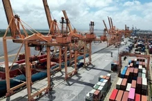 Sistema de grúa autopropulsada para carga y descarga de mercancías en el puerto de Tan Vu. (Fuente: VNA)