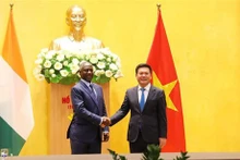 El presidente de la Asamblea Nacional de Costa de Marfil, Adama Bictogo (izquierda), y el ministro de Industria y Comercio de Vietnam, Nguyen Hong Dien (Foto: VNA) 