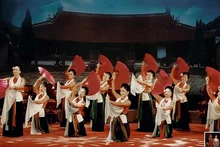 Actuación de "Cheo mo lai ra". (Fuente: hanoimoi.vn)