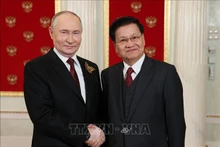 El presidente de Rusia, Vladimir Putin, y el presidente de Laos, Thongloun Sisoulith, se reúnen en Moscú el 9 de mayo de 2024. (Fotografía: AFP)