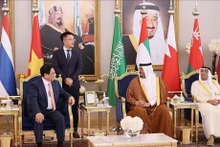 El primer ministro de Vietnam, Pham Minh Chinh, conversa con las autoridades de Riad. (Foto: VNA)