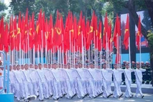 La unidad Bandera Roja avanza hacia la tribuna durante la ceremonia. (Fuente: VNA) 