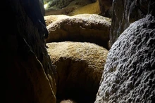 El camino en la cueva de Van Tien.