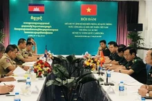 El comandante de la Guardia Fronteriza de Vietnam, teniente general Le Duc Thai, y el jefe del Departamento General de Inmigración de Camboya, general Kirth Chantharith (Foto: VNA)
