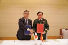 El viceministro vietnamita de Defensa Hoang Xuan Chien (derecha) y su homólogo japonés Kano Koji en el onceno diálogo sobre política de defensa entre ambos países, en la prefectura nipona de Fukuoka (Foto: VNA)