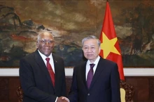 El secretario general del Partido Comunista de Vietnam,To Lam, y Salvador Valdés Mesa, miembro del Buró Político del Partido Comunista de Cuba (PCC) y vicepresidente del país caribeño. (Foto: VNA)