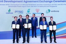 Los primeros ministros de Vietnam, Pham Minh Chinh; de Malasia, Anwar Ibrahim; y de Singapur, Lawrence Wong, atestiguan la firma del acuerdo trilateral para la exportación de energía renovable. (Foto: VNA)