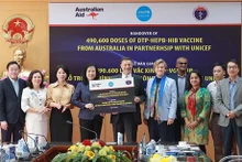 El acto de entrega simbólica de 490 mil 600 dosis de vacuna pentavalente a Vietnam. (Fuente: VNA)