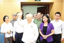 El secretario general del Partido Comunista de Vietnam, Nguyen Phu Trong, se reúne con votantes del distrito de Dong Da, en Hanoi (Fuente: VNA)