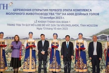 Durante el acto de inauguración de la primera fase de la granja de vacas lecheras del grupo vietnamita de TH (Fuente: VNA)