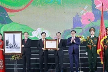 El presidente de la Asamblea Nacional de Vietnam, Vuong Dinh Hue, concede la Orden de Independencia de segunda clase a la organización del Partido, a las autoridades y al pueblo de la ciudad de Vinh (Fuente: VNA)