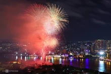 Fuegos artificiales iluminan cielo de Ciudad Ho Chi Minh en Día Nacional