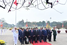 [Foto] Líderes del Partido y Estado rinden homenaje al Presidente Ho Chi Minh con motivo del Tet