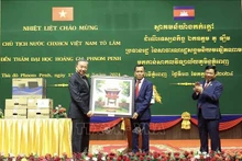 El presidente To Lam entrega un obsequio a la Universidad Real de Phnom Penh. (Fuente: VNA)