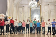 Niños franceses interpretan en la gala una serie de canciones vietnamitas. (Foto: VNA)