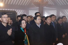 El presidente de la Asamblea Nacional de Vietnam, Tran Thanh Man, rinde homenaje al Presidente Ho Chi Minh. (Fuente: VNA)