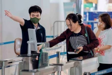 Los viajeros se identifican en un aeropuerto (Fuente: VNA)