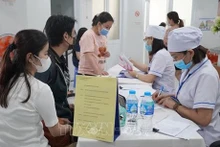 El personal médico Ciudad Ho Chi Minh examina y asesora sobre la salud reproductiva de las parejas que están a punto de casarse (Fuente: VNA)
