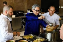 Los chefs de la escuela gastronómica Attilio preparan el Pho (Fuente: VNA)