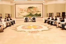 El jefe del Departamento de Propaganda y Educación del Comité Central del Partido Comunista de Vietnam, Nguyen Trong Nghia, se reúne con Huang Kunming, secretario del Comité del Partido Comunista de China en Guangdong. (Fuente: VNA)