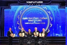 El presidente de la Asamblea Nacional, Vuong Dinh Hue, otorga el premio principal VinFuture 2022 a científicos con invenciones en tecnología de redes globales. (Foto: VNA)