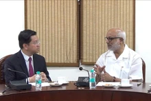 El embajador de Vietnam en la India, Nguyen Thanh Hai (izquierda), se reúne con el secretario general del CPI-M, M.A. Baby (Foto: VNA) 