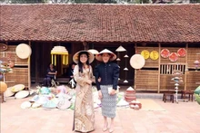 Cónyuges de premieres de Vietnam y Singapur visitan Museo de Etnología en Hanói. (Fuente: VNA)