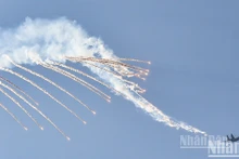 [Foto] Presentaciones de helicópteros y cazas de combate por 50 aniversario de reunificación nacional