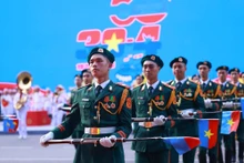 Vietnam celebra reunificación nacional con ceremonia conmemorativa y desfile militar