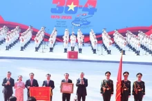 [Foto] Máximo líder partidista entrega título "Héroe del Trabajo" a Ciudad Ho Chi Minh