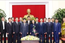 La miembro del Buró Político y permanente del Secretariado del Comité Central del Partido Comunista de Vietnam y jefa de su Comisión de Organización, Truong Thi Mai, y la delegación del Partido de Trabajadores de Corea del Norte (Foto: VNA)
