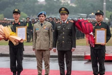 El coronel general Luong Tam Quang, viceministro de Seguridad Pública entrega la decisión sobre el establecimiento de la unidad de policía. (Foto: vietnamnet.vn)