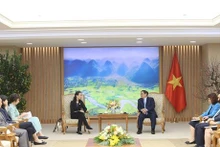 El primer ministro Pham Minh Chinh recibió a Aurélia Nguyen, directora de estrategia de programas de la Alianza Global para Vacunas e Inmunización (GAVI) y ex directora general de COVAX. (Fotografía: VNA)