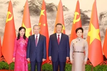 El secretario general del Partido Comunista y presidente de China, Xi Jinping, y su esposa, reciben al secretario general del Partido Comunista y presidente de Vietnam, To Lam, y su esposa, con motivo de la visita de Estado a China del máximo líder vietnamita, el 19 de agosto de 2024. (Foto: VNA)
