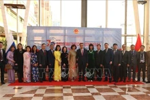 El embajador Dang Minh Khoi y empleados de la embajada vietnamita en Rusia en el evento (Fuente: VNA) 