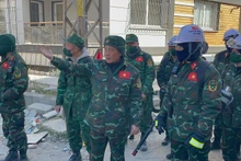 Rescatistas vietnamitas consiguen localizar a víctimas del terremoto en Turquía