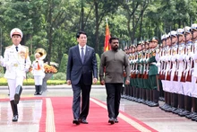 Los presidentes de Vietnam y Sri Lanka pasan revista a la guardia de honor del Ejército Popular de Vietnam. (Foto: VNA) 