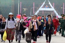 Turistas chinos en la puerta fronteriza internacional de Lao Cai (Foto: VNA)