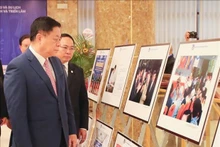 Nguyen Trong Nghia, jefe de la Comisión de Propaganda y Educación del Comité Central del Partido Comunista de Vietnam, visita la exposición (Foto: VNA)