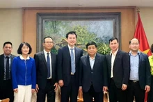 El viceprimer ministro Nguyen Chi Dung (cuarto desde la derecha) y los delegados posan para una foto de grupo en la reunión. (Foto: VNA) 